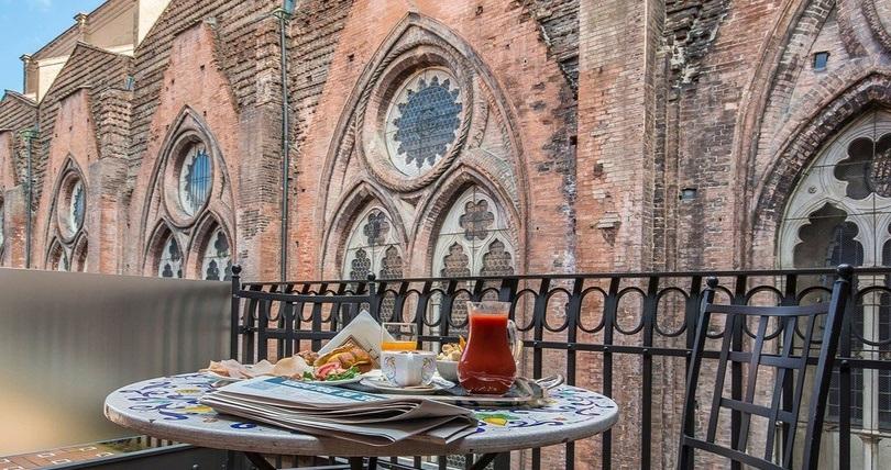 THE FLAMES AND THE BRENTATORI: LIFE IN THE MEDIEVAL BOLOGNA Art Hôtel Commercianti Bologne THE FLAMES AND THE BRENTATORI: LIFE IN THE MEDIEVAL BOLOGNA Art Hôtel Commercianti Bologne