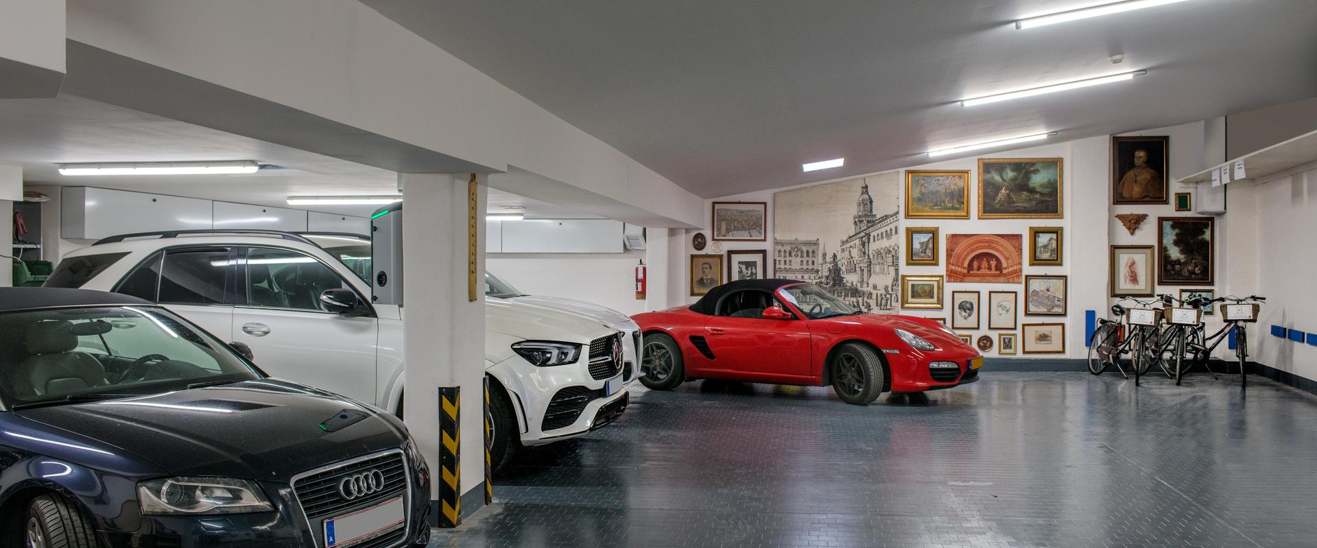 OUR GARAGE: HEADED TOWARDS A MORE SUSTAINABLE FUTURE Art Hôtel Commercianti Bologne OUR GARAGE: HEADED TOWARDS A MORE SUSTAINABLE FUTURE Art Hôtel Commercianti Bologne